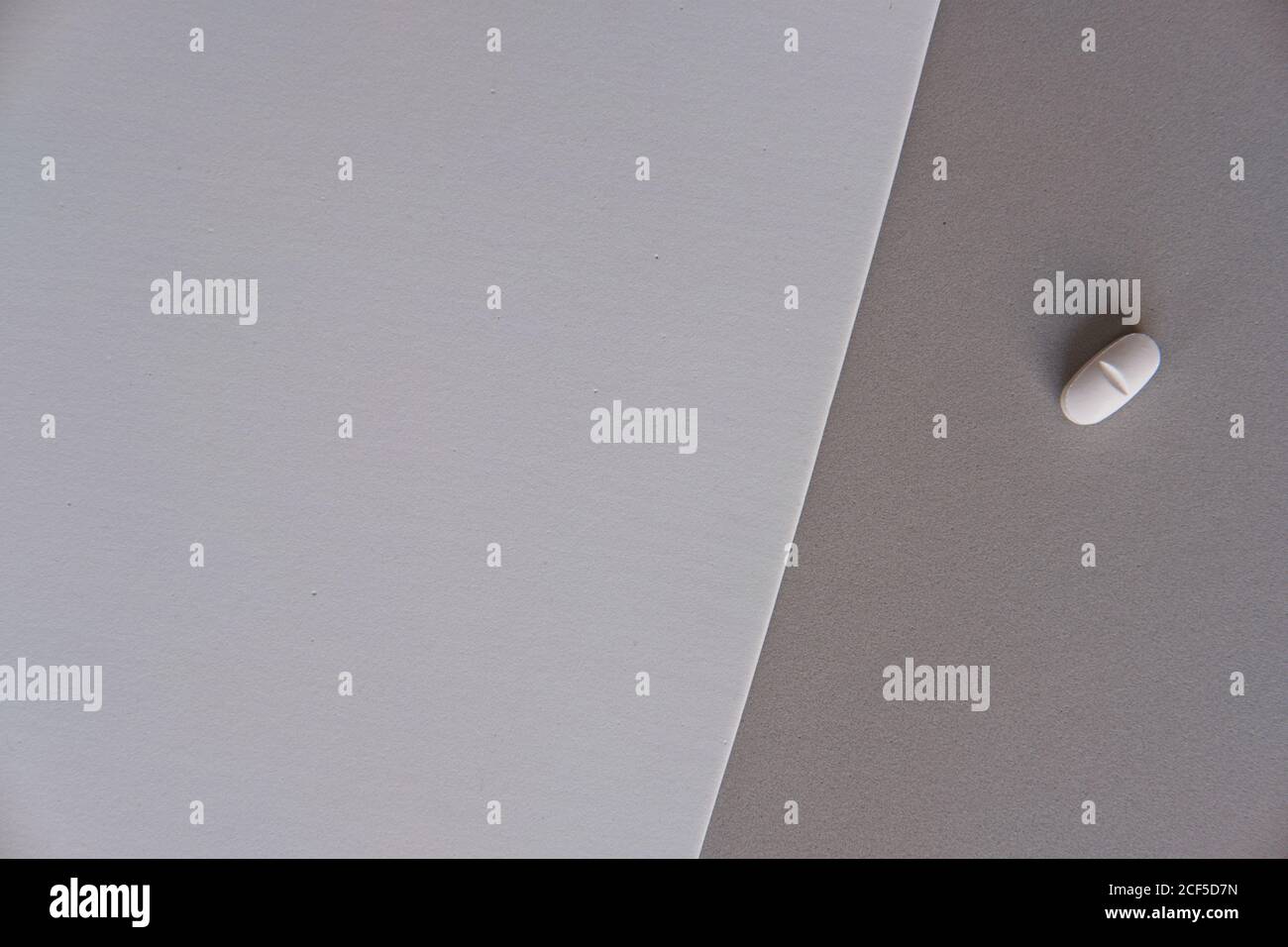 Vista dall'alto della pillola di prescrizione per il trattamento dell'influenza fogli di carta in grigio sfumato Foto Stock