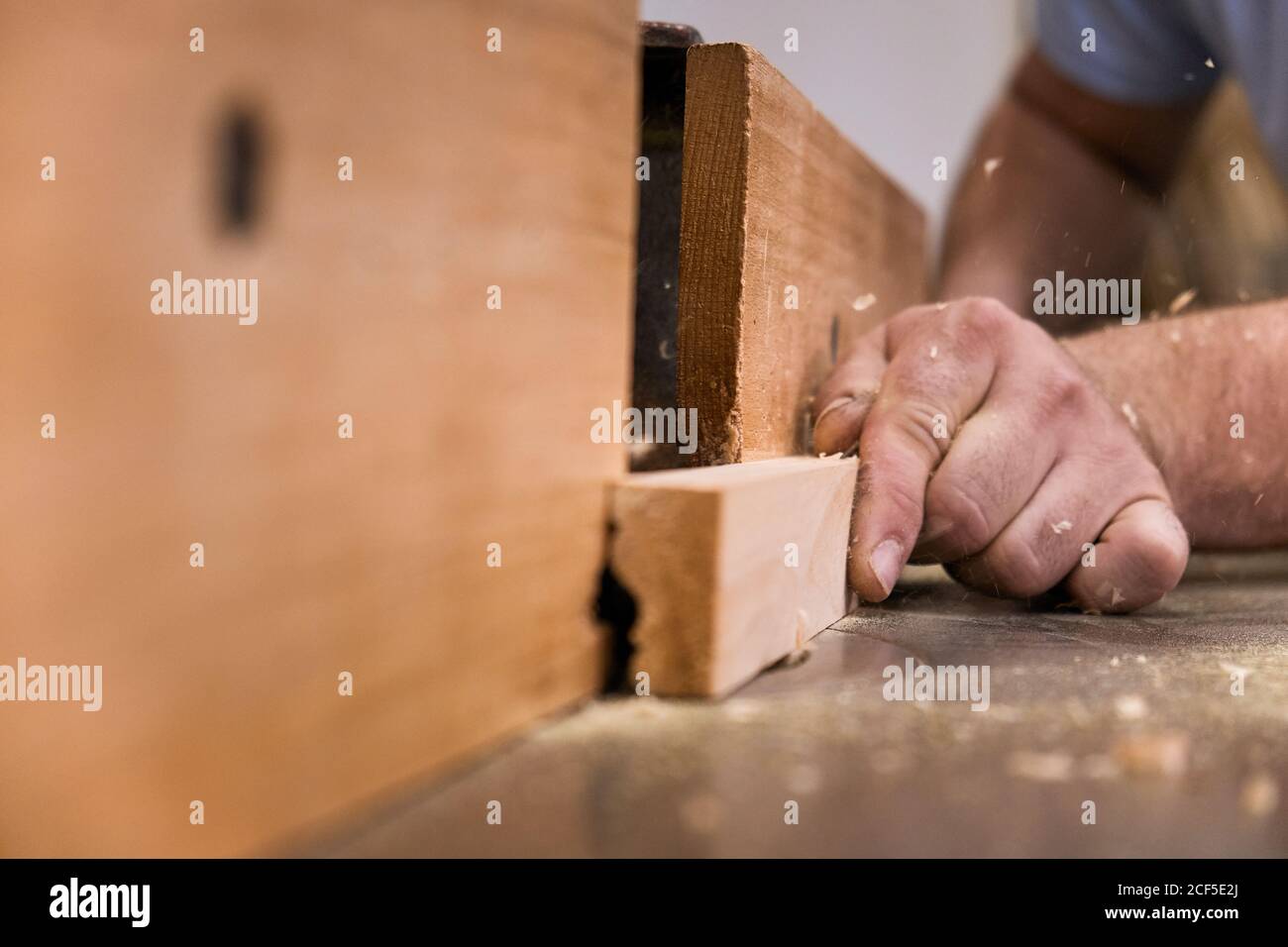 Crop blogger femmina senza volto scattando foto di spazio di lavoro mentre si siede A tavola con computer in ufficio a Parigi Foto Stock