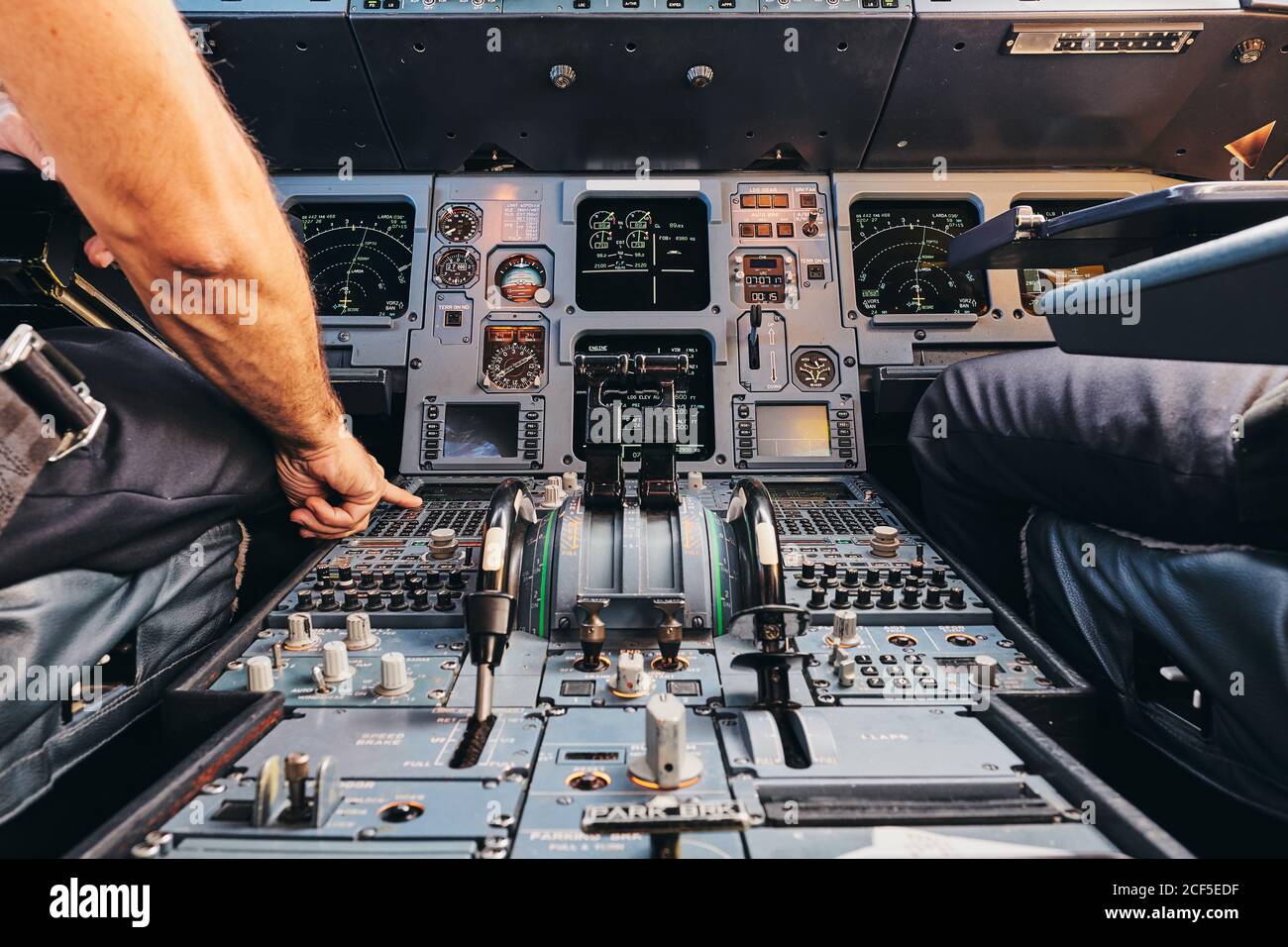 Pilota che utilizza il sistema di gestione dei voli durante il volo Foto Stock