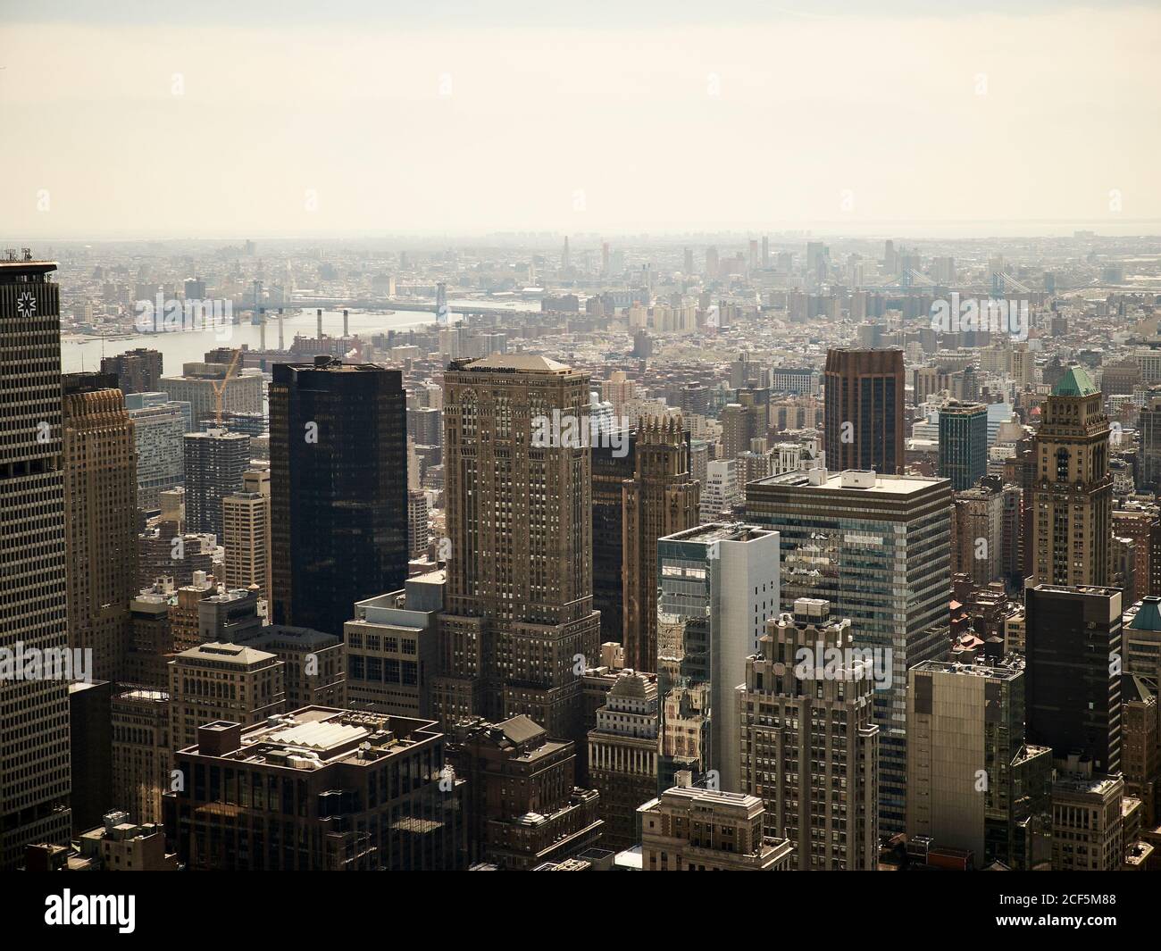 Vista aerea del moderno quartiere di New York con vetro alte torri in piena luce del sole Foto Stock
