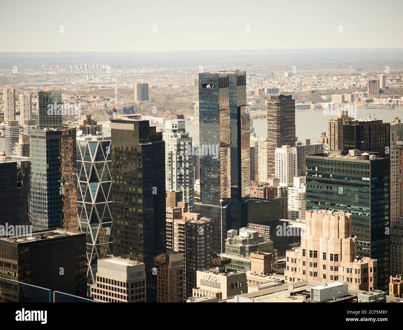 Vista aerea del moderno quartiere di New York con vetro alte torri in piena luce del sole Foto Stock
