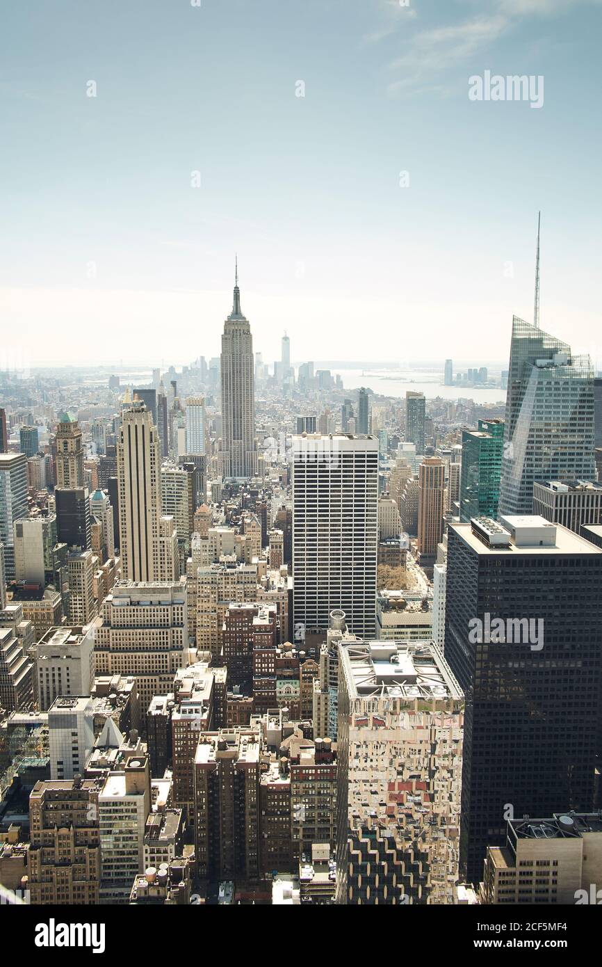 Vista sulla città di New York con grattacieli e l'Empire state Building in giornata di sole Foto Stock