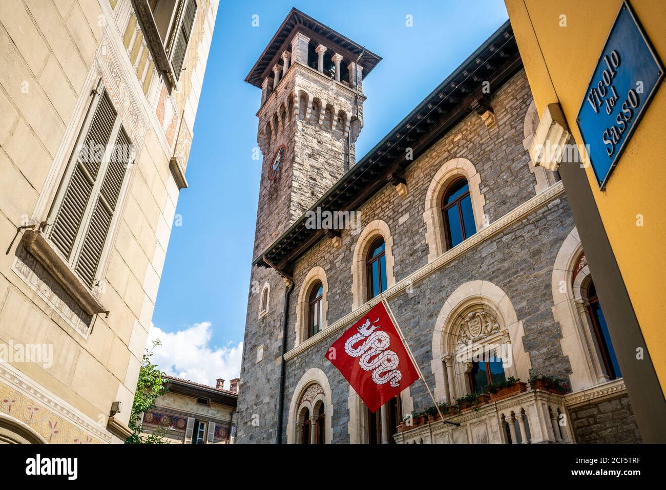 Vista esterna del municipio di Bellinzona e bandiera della città con Torre dell'orologio a Bellinzona Ticino Svizzera Foto Stock