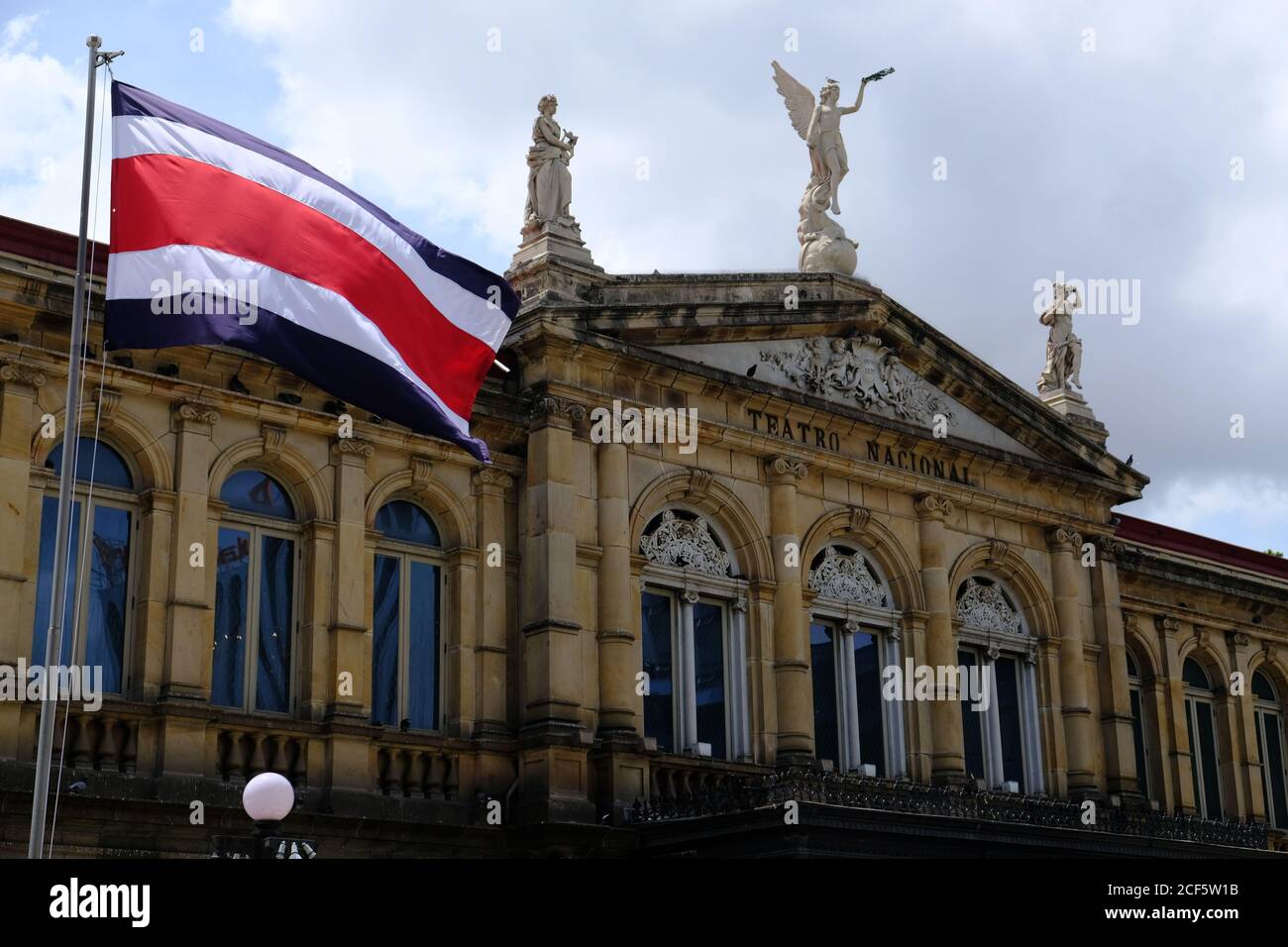Costa Rica San Jose - Teatro Nazionale della Costa Rica - Teatro Nacional de Costa Rica e bandiera nazionale Foto Stock