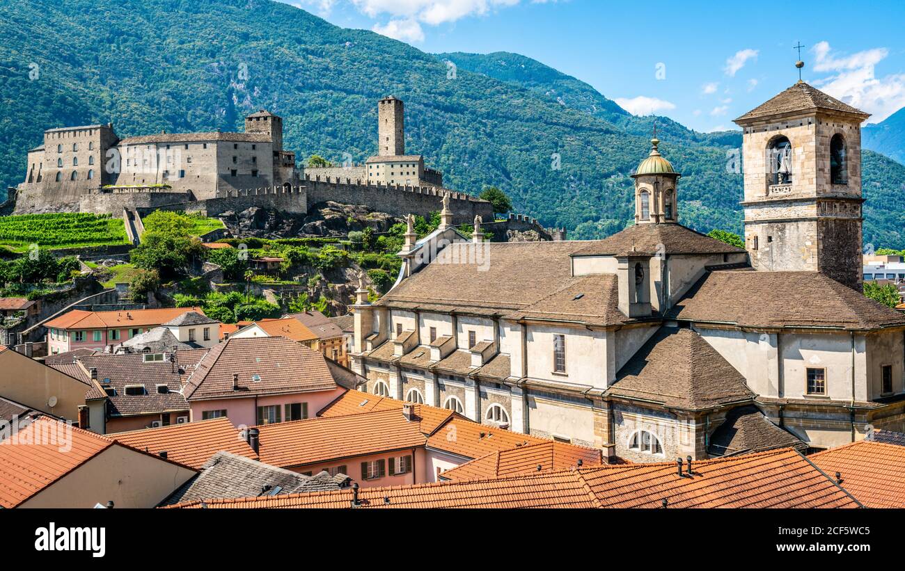 Scenografico paesaggio urbano di Bellinzona con il castello di Castelgrande e la Chiesa Collegiata Chiesa dei Santi Pietro e Stefano in Ticino Svizzera Foto Stock
