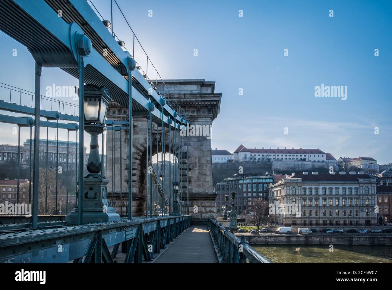 Budapest, Ungheria, marzo 2020, primo piano e sul Ponte delle catene Széchenyi Foto Stock