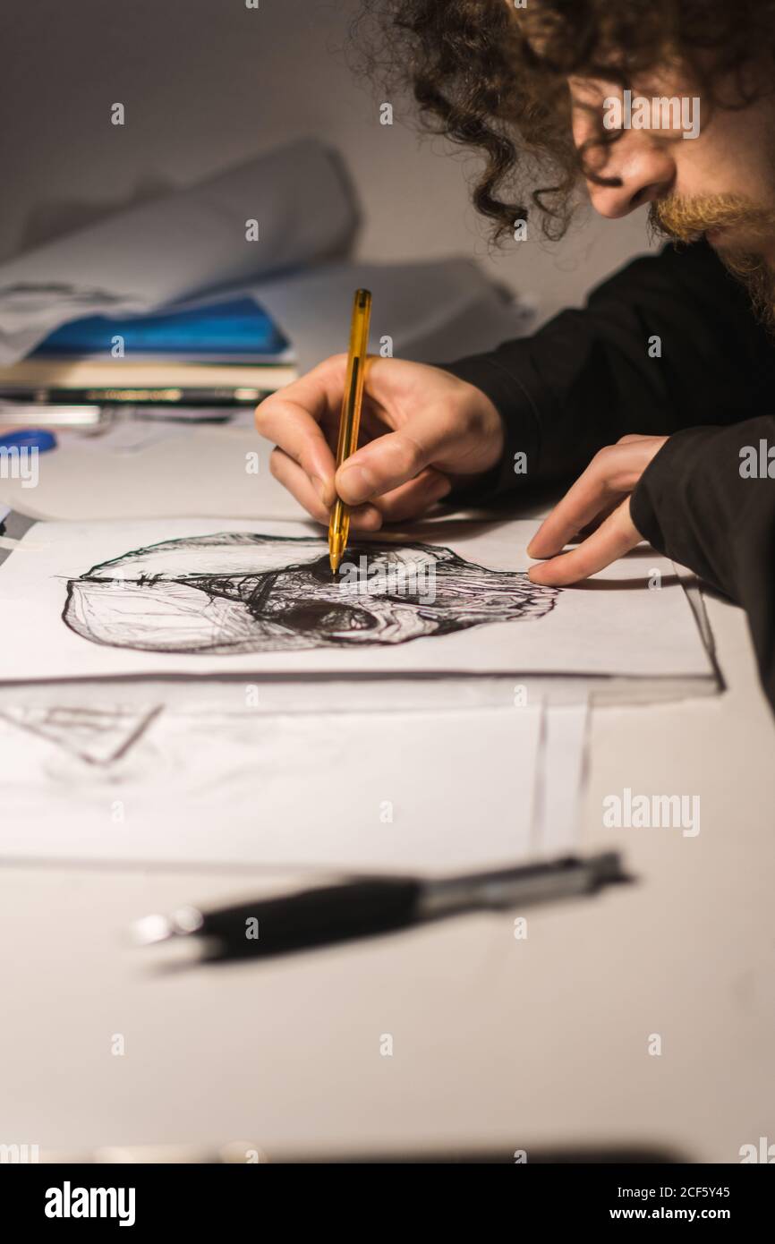 Tatuaggio artista disegno schizzo su carta Foto Stock