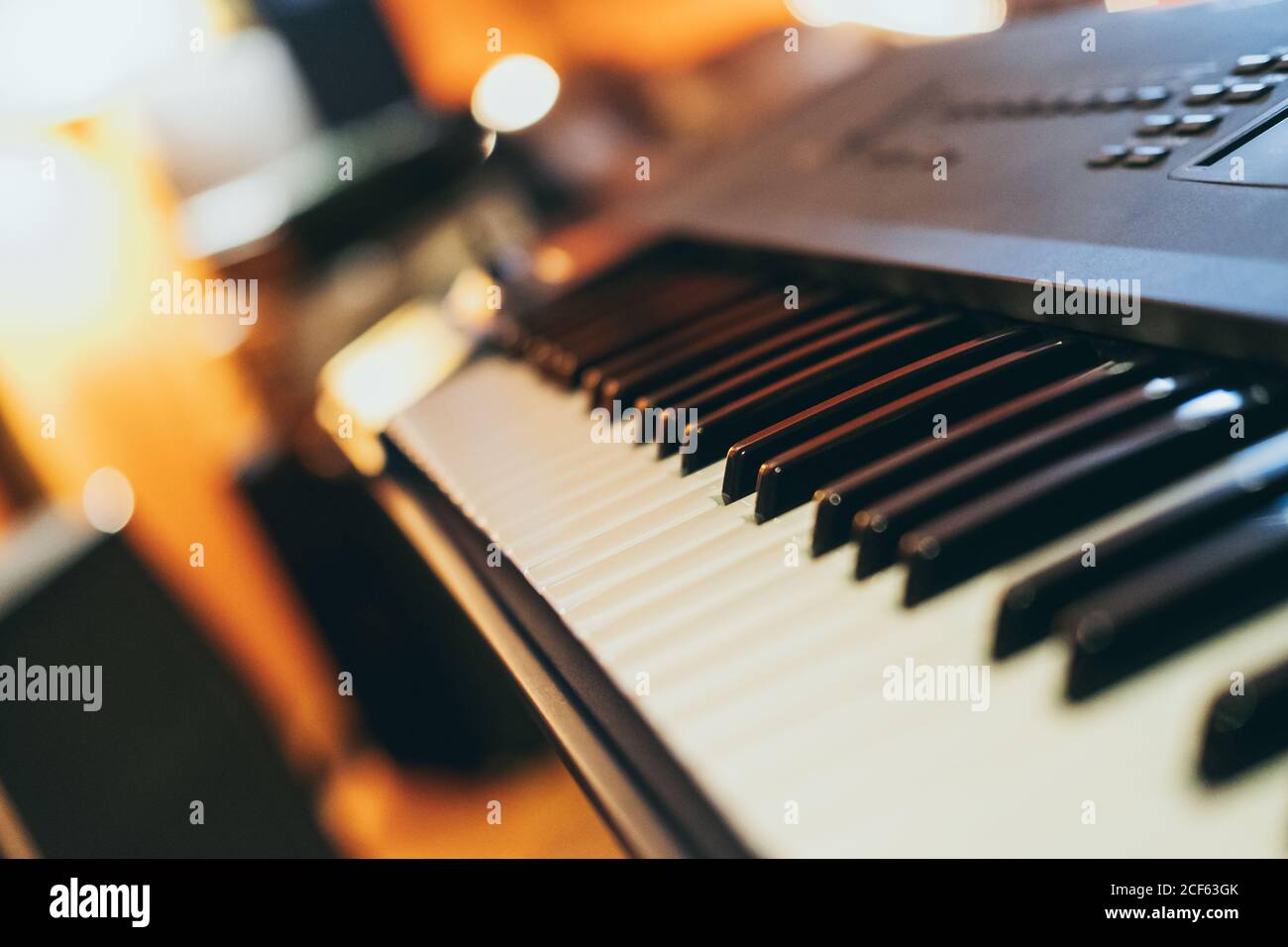 Primo piano della tastiera del pianoforte in uno studio Foto Stock