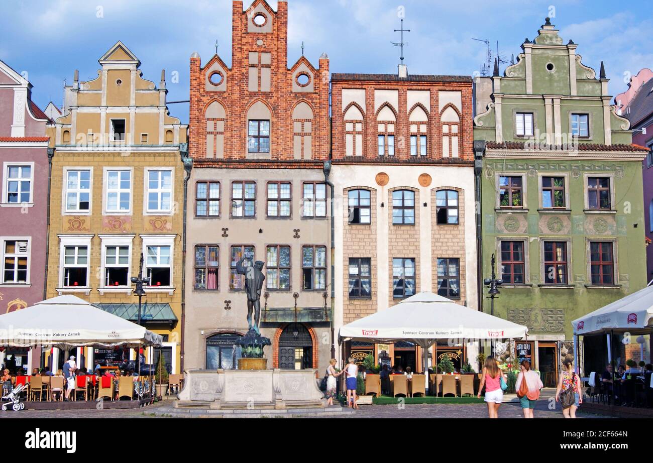 La Piazza del mercato Vecchio di Poznan, stare rynek, è conosciuta per le sue storiche case mercantili dai timpani unici e i caffè all'aperto a Poznan, Polonia. Foto Stock
