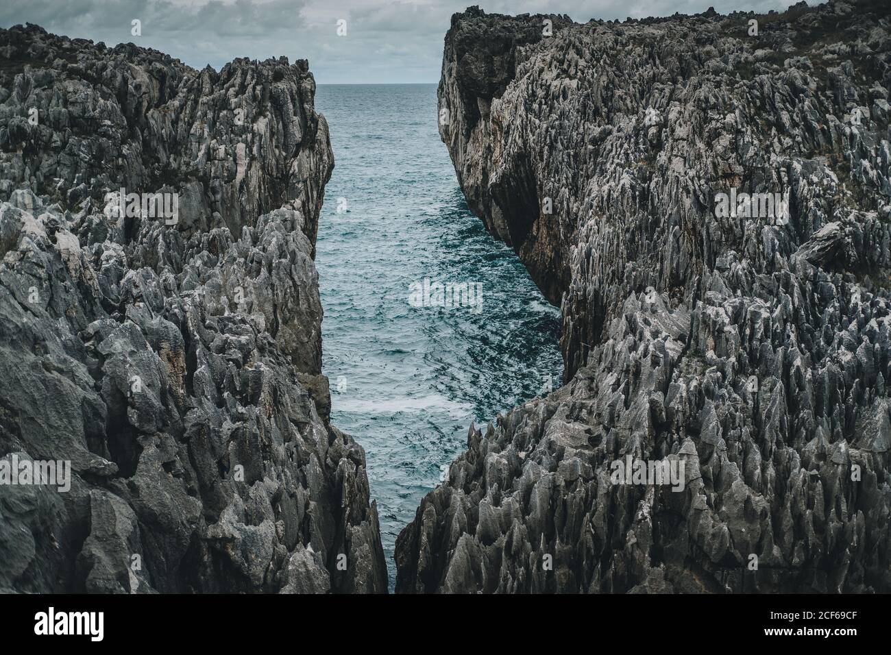 Vista mozzafiato delle scogliere rocciose su un mare turchese giorno nuvoloso Foto Stock