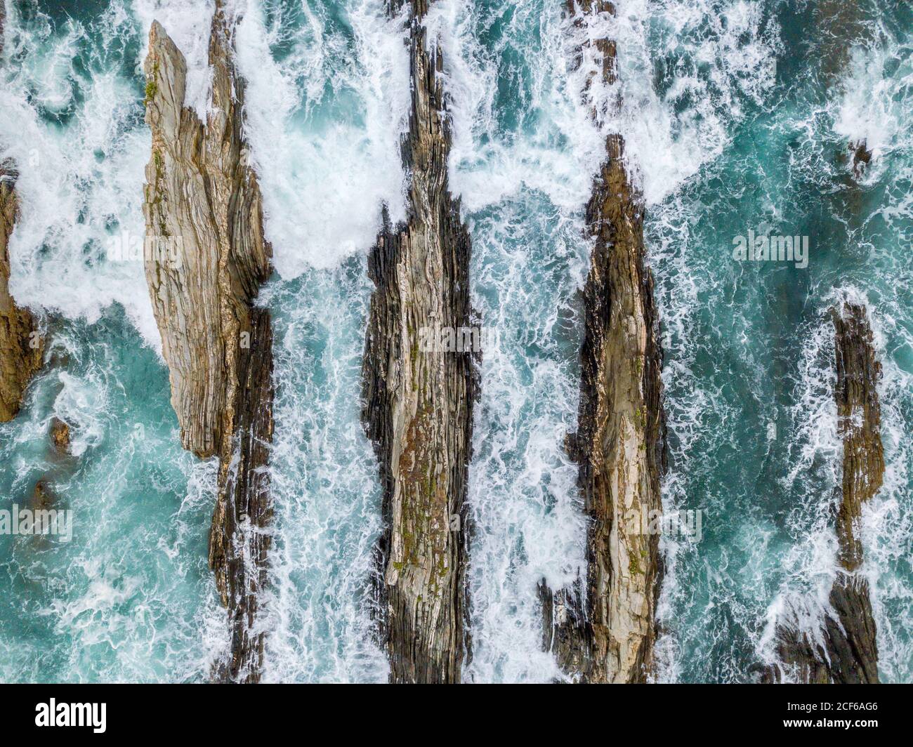 Creste di pietra in alto mare in tempesta giorno Foto Stock