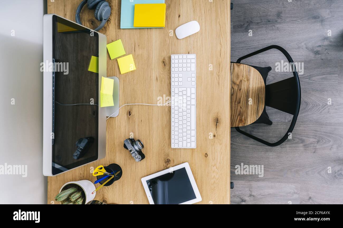 Moderno e creativo spazio di lavoro per l'ufficio domestico con computer e forniture per ufficio Foto Stock