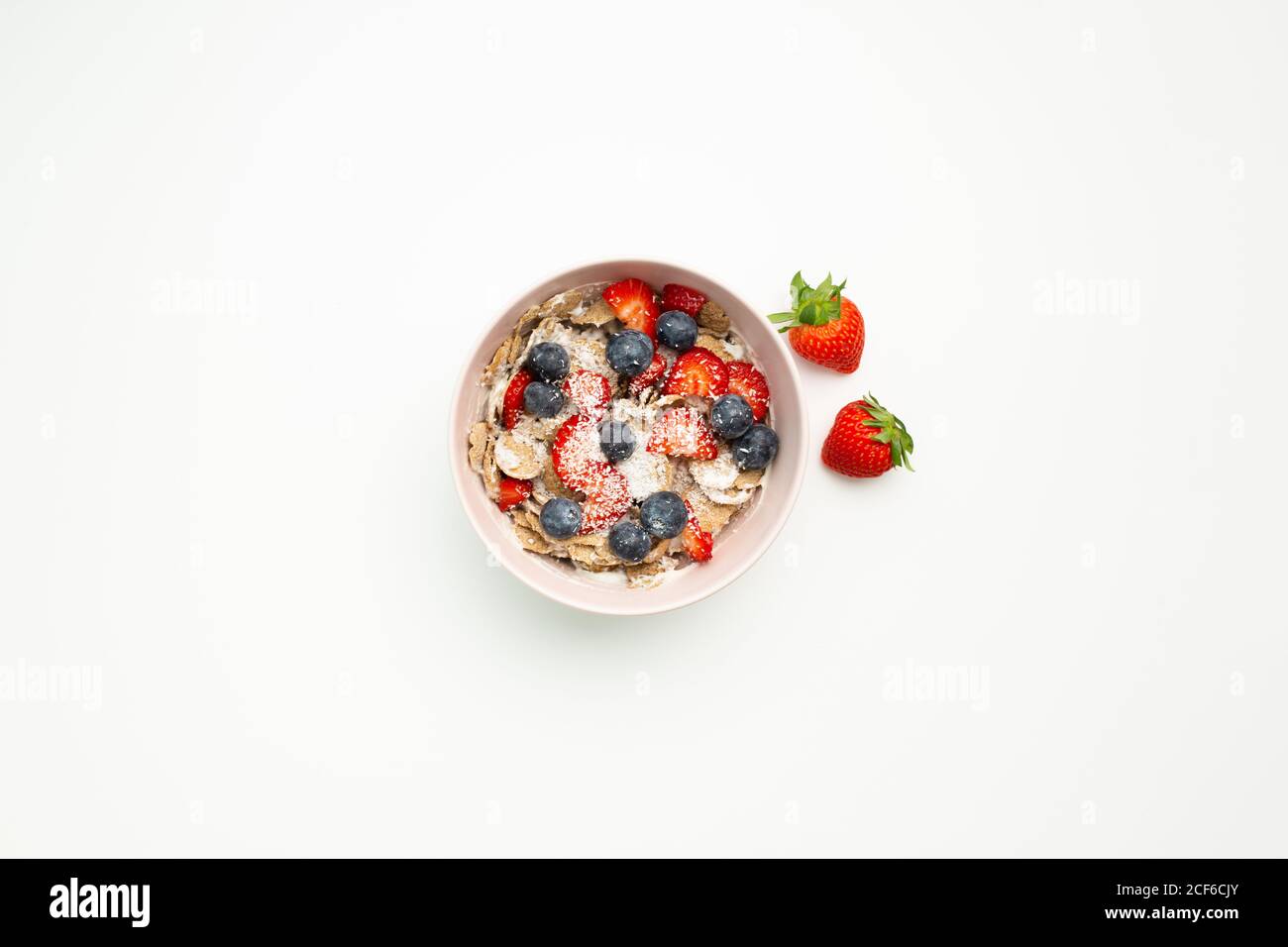 Vista dall'alto del delizioso piatto con fragole e mirtilli messi sulla parte superiore del tavolo bianco Foto Stock
