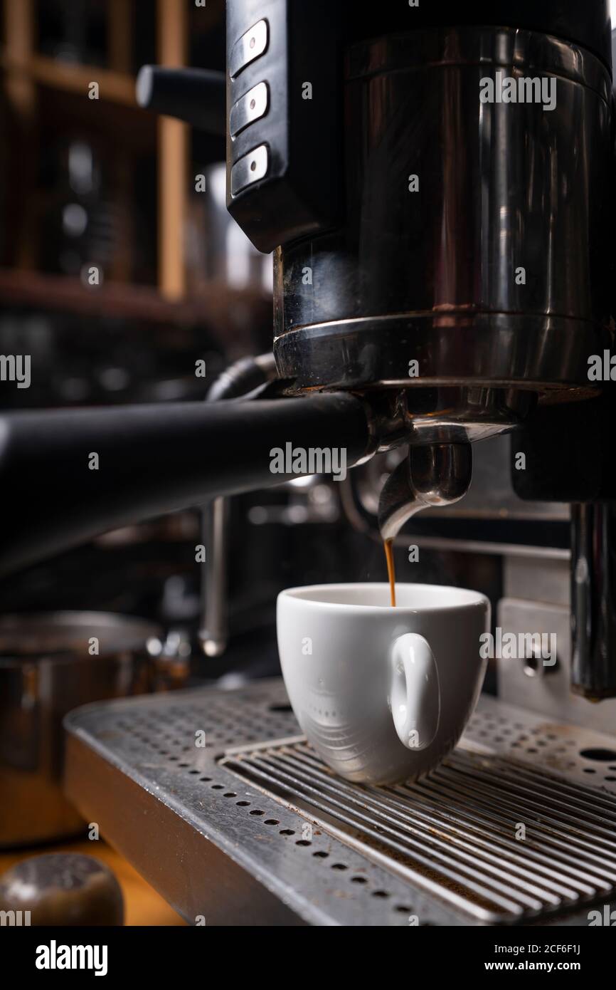 Barista il caffè utilizzando una macchina per il caffè Foto Stock