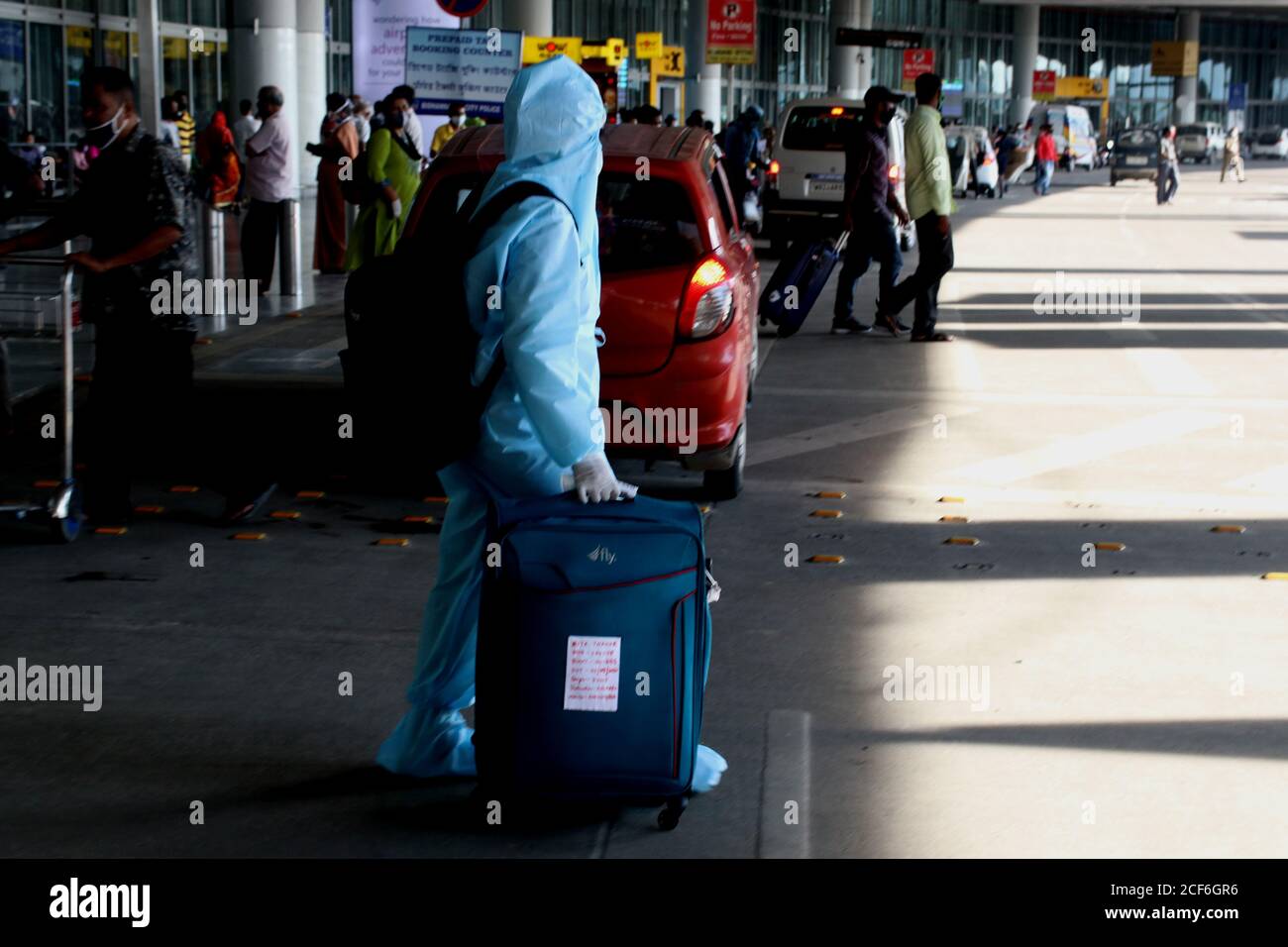 Kolkata, India. 03 settembre 2020. Un passeggero che indossa una maschera si prepara ad uscire dall'aeroporto internazionale Netaji Subhas Chandra Bose di Kolkata. Delhi, Mumbai, Chennai, Ahmedabad, Pune e Nagpur sono permessi in modo limitato da settembre. Saranno ammessi martedì, giovedì e domenica durante la prima e la seconda settimana di settembre", ha detto l'aeroporto di Kolkata in una dichiarazione. (Foto di Dipa Chakraborty/Pacific Press) Credit: Pacific Press Media Production Corp./Alamy Live News Foto Stock