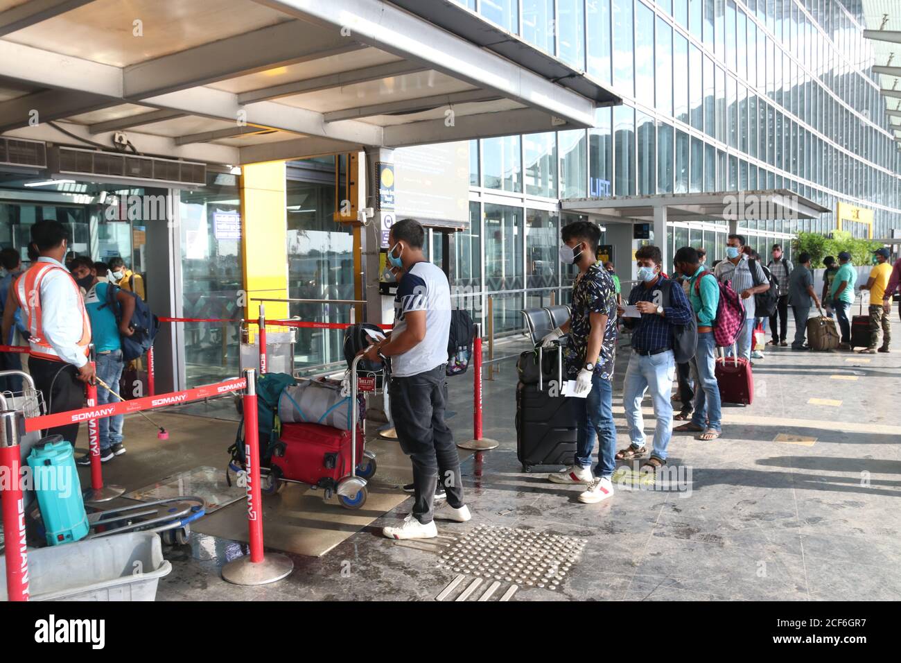 Kolkata, India. 03 settembre 2020. I passeggeri si allineano per entrare nella sala partenze nazionale dell'aeroporto internazionale Netaji Subhash Chandra Bose di Kolkata. Delhi, Mumbai, Chennai, Ahmedabad, Pune e Nagpur sono permessi in modo limitato da settembre. Saranno ammessi martedì, giovedì e domenica durante la prima e la seconda settimana di settembre", ha detto l'aeroporto di Kolkata in una dichiarazione. (Foto di Dipa Chakraborty/Pacific Press) Credit: Pacific Press Media Production Corp./Alamy Live News Foto Stock