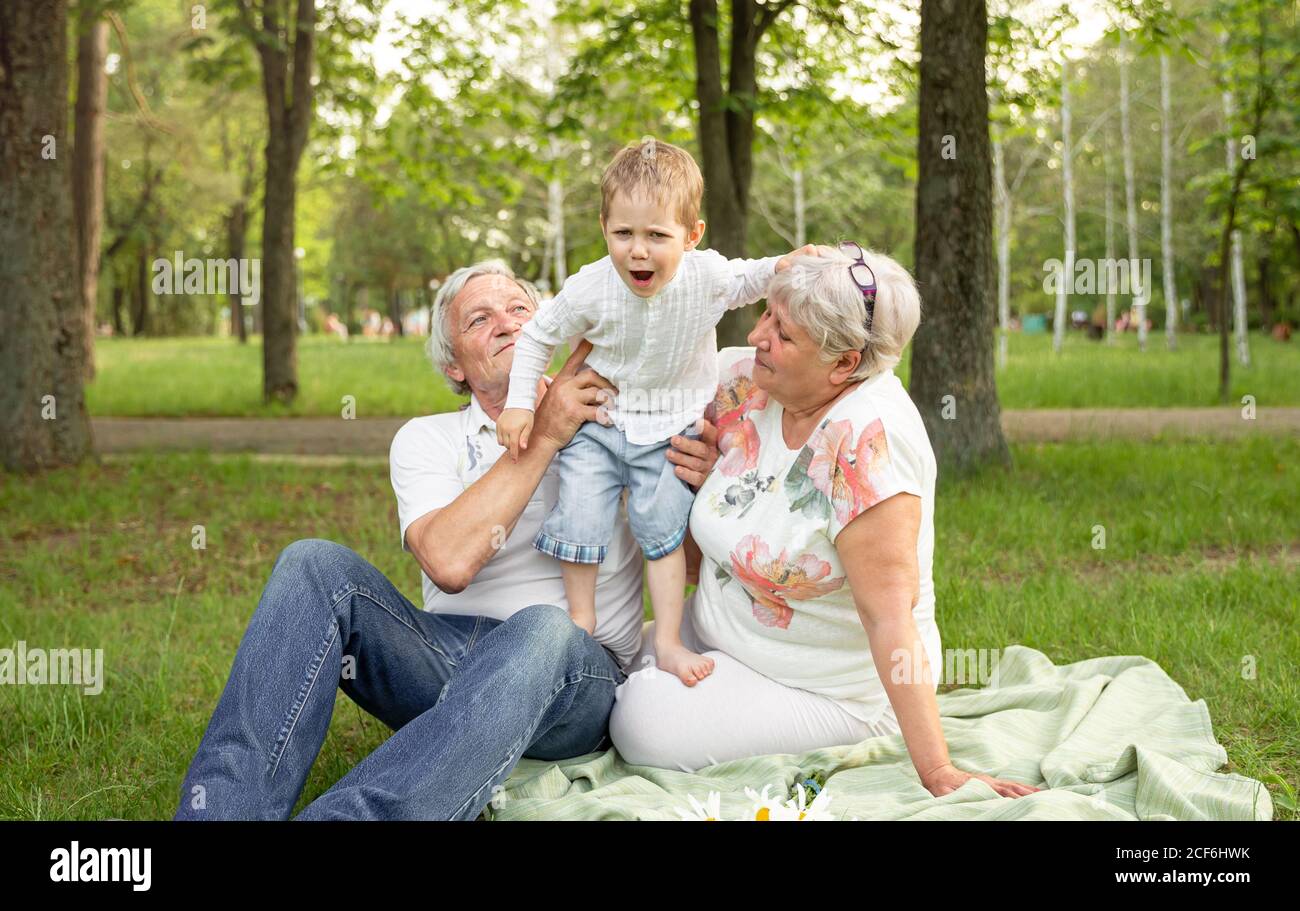 Felice coppia adulta anziana che ha fine settimana con il loro nipote Foto Stock