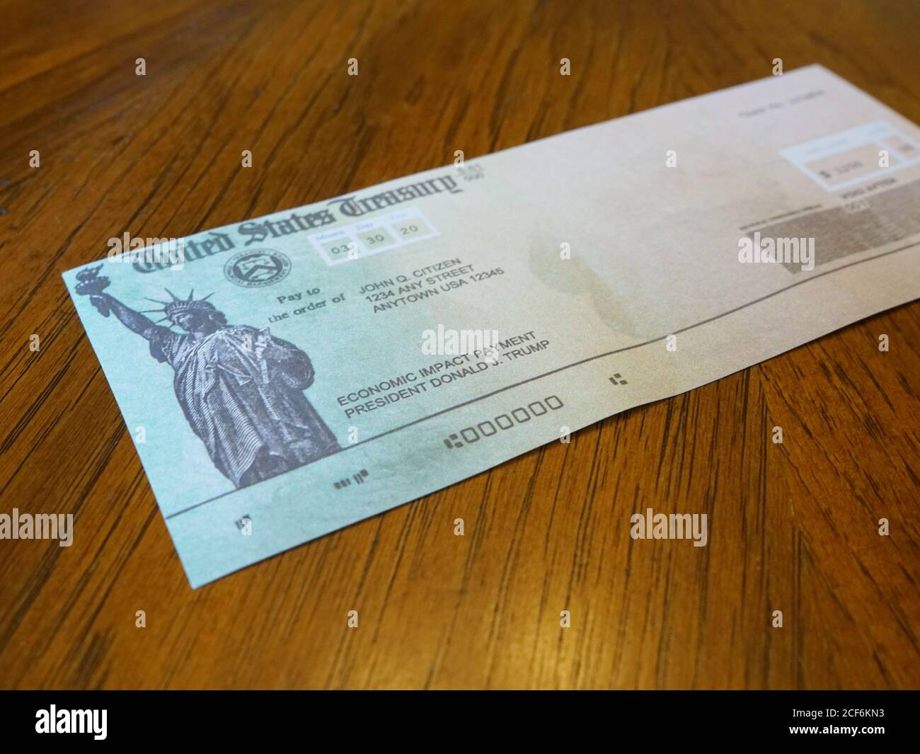 Un assegno di pagamento con impatto economico COVID fittizio Foto Stock