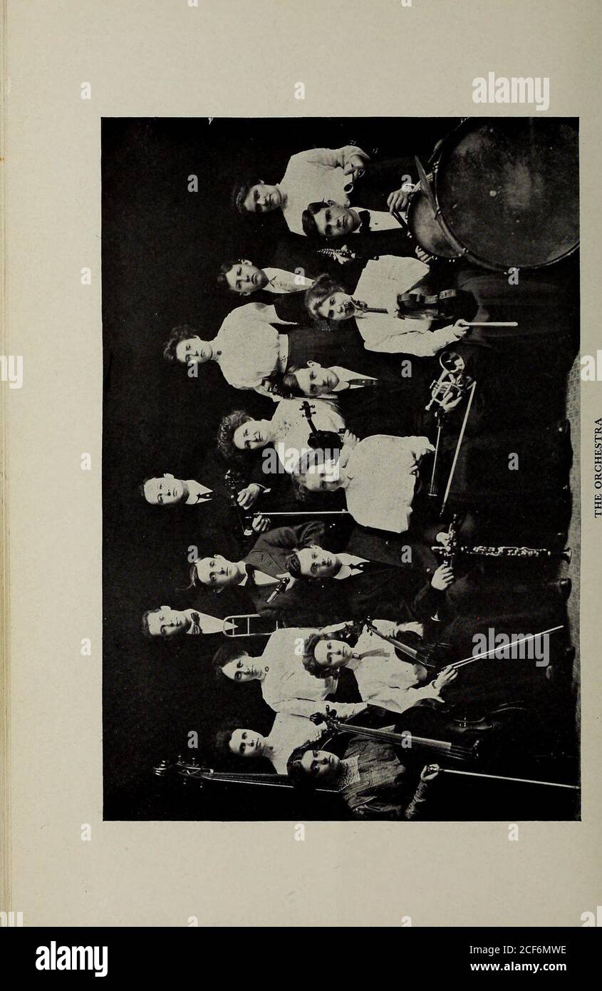 . L'Ottawan. L'Orchestra Universitaria, 1909-10 DIRETTORE, NASH First Violins Mable Stannard Laura Wood Second Violins norma Peck Gladys Tanner Helen Hockersmith Cello Edna Wallace Viola - Anna Wallace Bass Irene Henderson piano - - - Mildred Brown Flute George Collett First Clarinet Walter Keith Second Clarinet - Chester Roberts Corno francese - Frank Jennings Primo Cornet Glenn Wood secondo Cornet Maurice Hobbs Trombone Wm. Lusk batteria Glenn Brown [107] Foto Stock