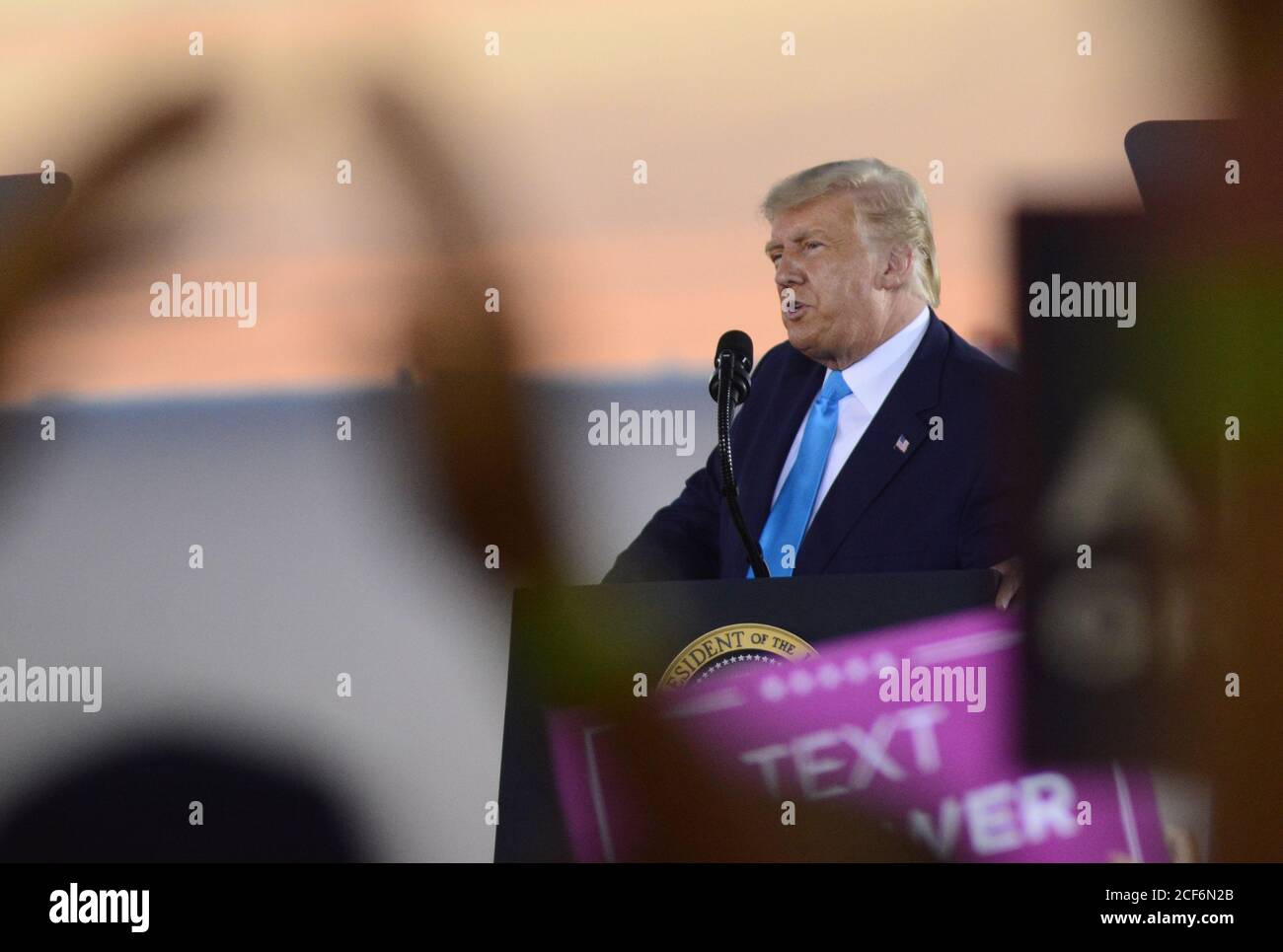 Latrobe, Stati Uniti. 03 settembre 2020. Il presidente Donald Trump si rivolge ai suoi sostenitori durante un raduno all’aeroporto regionale Arnold Palmer di Latrobe, Pennsylvania, giovedì 3 settembre 2020. Foto di Archie Carpenter/UPI Credit: UPI/Alamy Live News Foto Stock