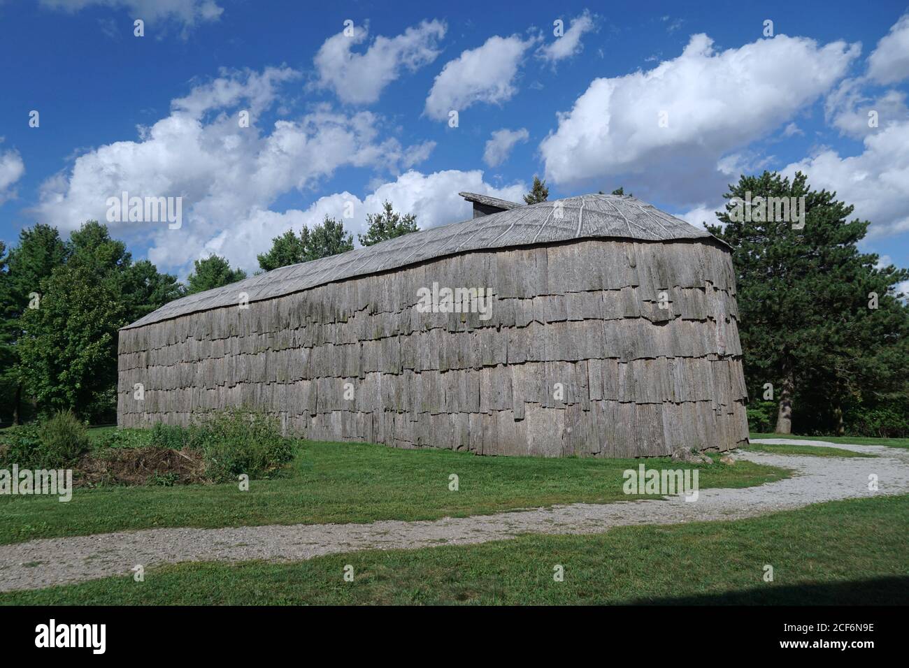 Halton, Canada - 3 settembre 2020: Un'autentica riproduzione di una casa di Iroquois fatta di corteccia di albero in un luogo dove un villaggio antico si trovava Foto Stock