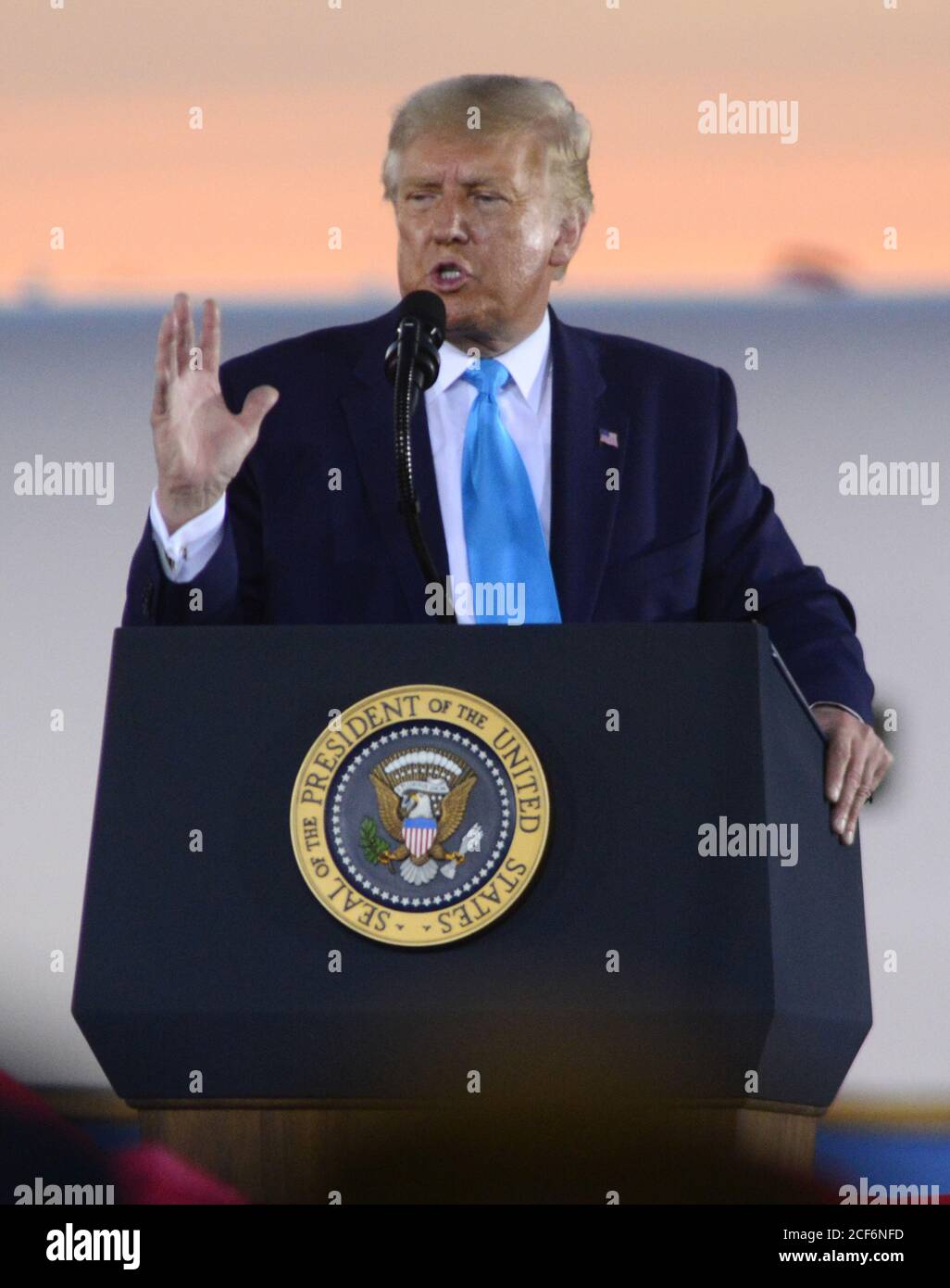 Latrobe, Stati Uniti. 03 settembre 2020. Il presidente Donald Trump si rivolge ai suoi sostenitori durante un raduno all’aeroporto regionale Arnold Palmer di Latrobe, Pennsylvania, giovedì 3 settembre 2020. Foto di Archie Carpenter/UPI Credit: UPI/Alamy Live News Foto Stock