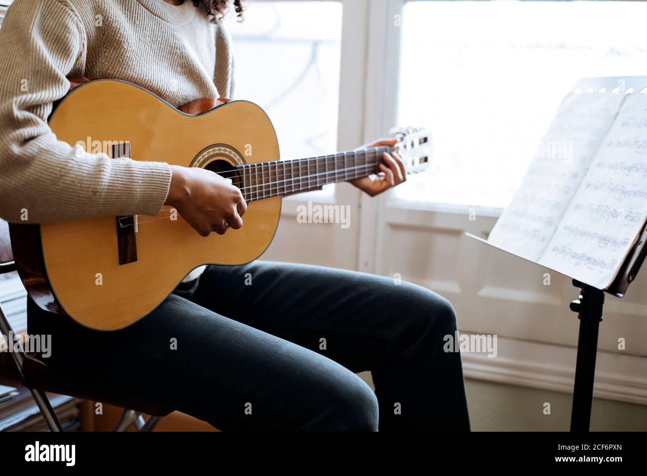 Donna nera che suona la chitarra durante le prove in studio di  registrazione Foto stock - Alamy