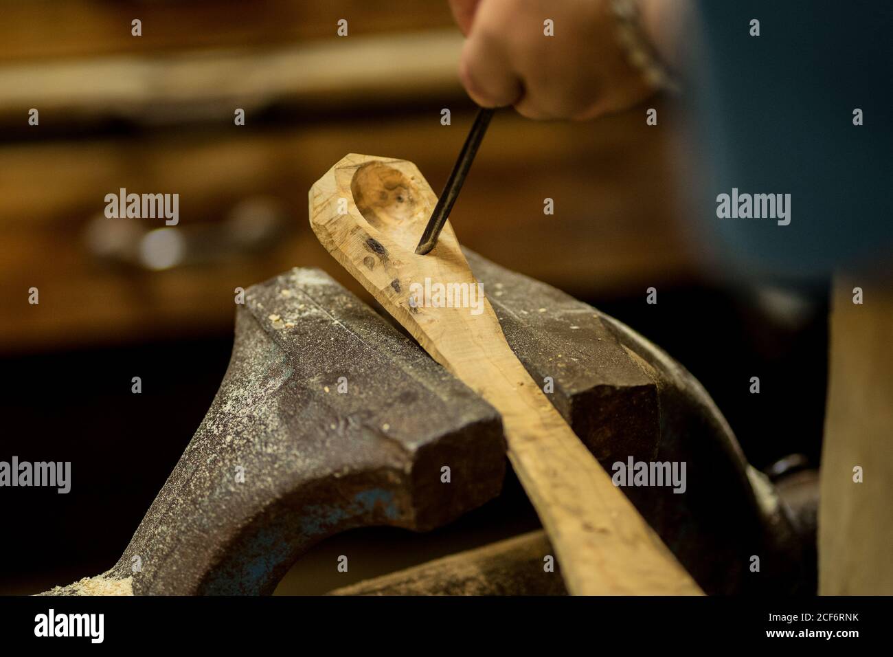 Falegname di raccolto foro di intaglio in legno con scalpello Foto Stock