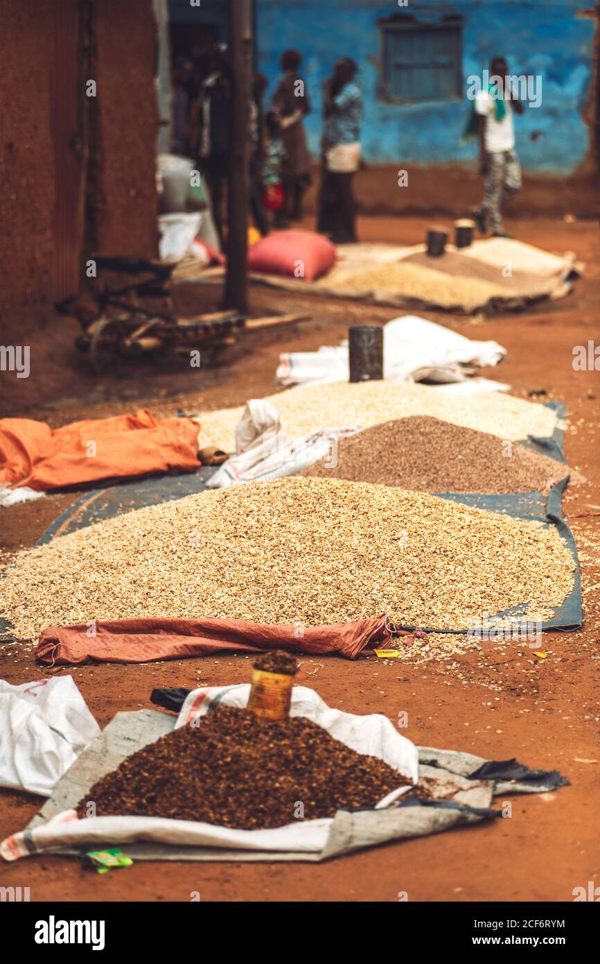 Pile di grano fresco messo su coperte sul mercato in Etiopia Foto Stock