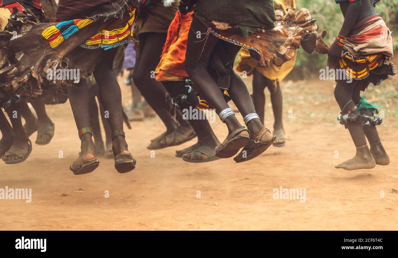 Valle di Omo, Etiopia - 10 novembre 2018: Le donne della tribù di Hamer e Banna cantano e ballano nel rituale della tribù di Hamer, Valle di Omo, Etiopia Foto Stock