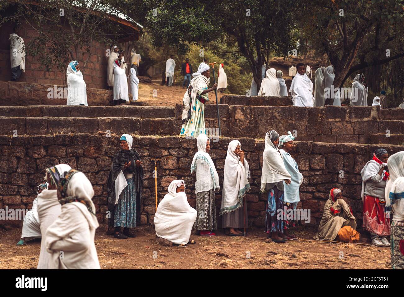 Lalibela, Etiopia - 04 novembre 2018: Persone in chiodi bianchi che pregano sulla terrazza della bella chiesa scavata nella roccia a Lalibela, Etiopia Foto Stock