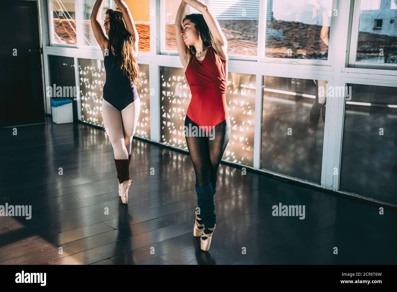Giovani ballerine che ballano in modo espressivo Foto Stock