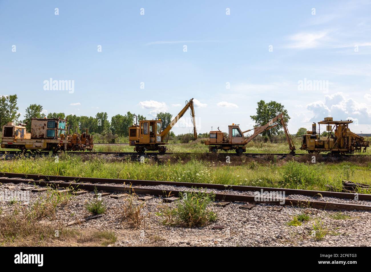 Varie macchine antiche un tempo utilizzate per la riparazione di binari ferroviari si trovano sui terreni della Fort Wayne Railroad Historical Society a New Haven, Indiana, USA. Foto Stock