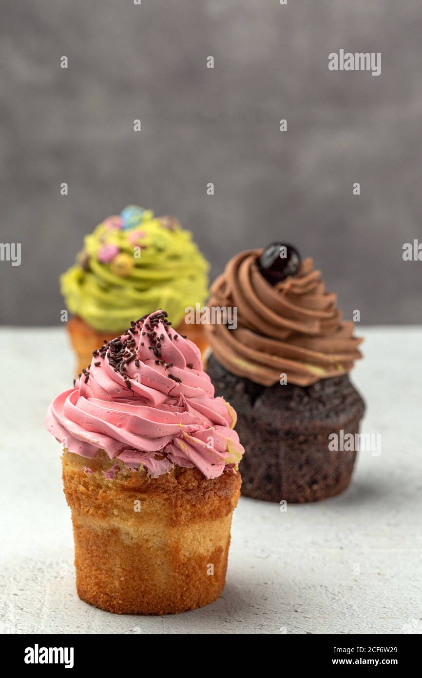 Deliziosi cupcake fatti in casa su sfondo rustico Foto Stock