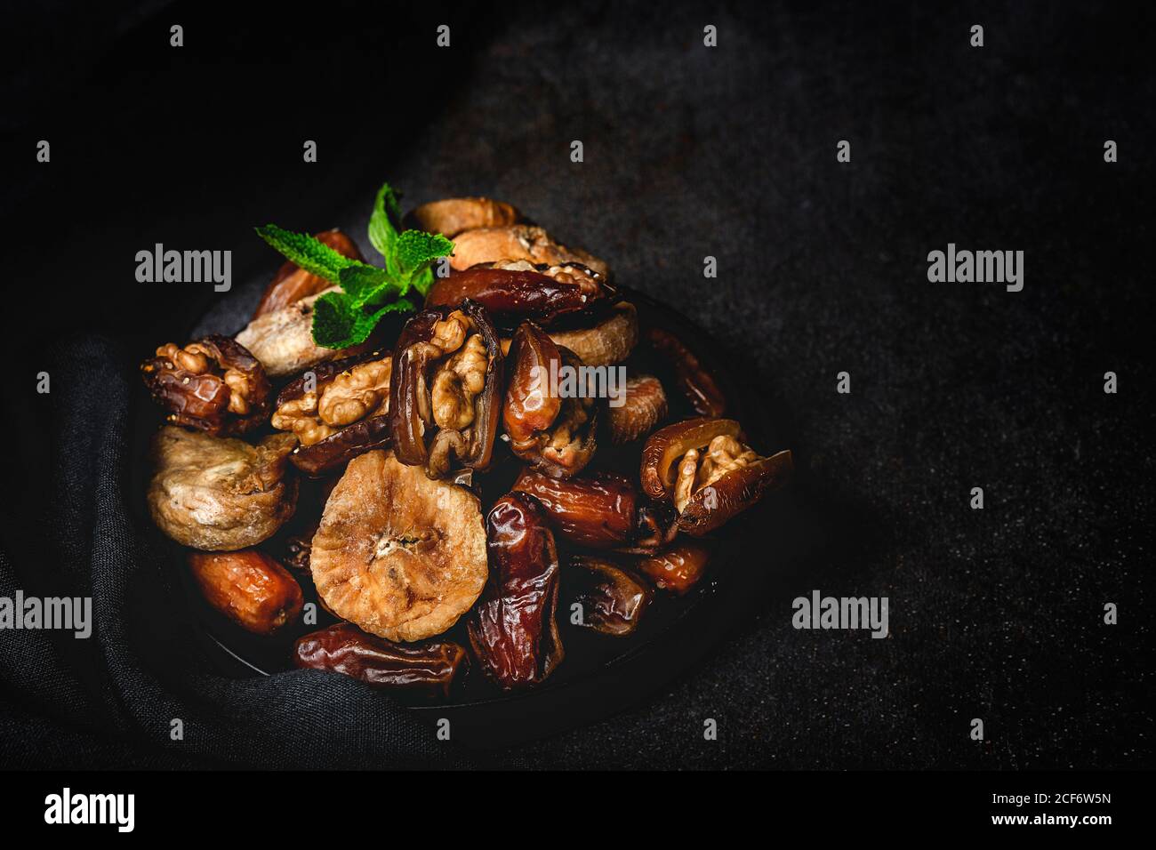 Datteri frutta e fichi secchi con noci, menta e cannella halal musulmano per Ramadan Foto Stock