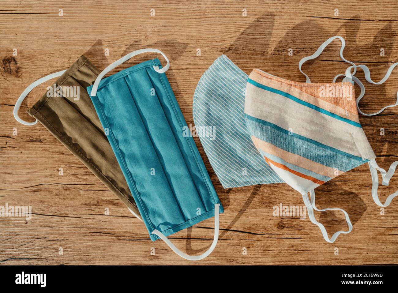 Molti stili delle maschere di tessuto che vendono per la faccia protettiva Copertura obbligatoria durante la pandemia COVID-19 Foto Stock