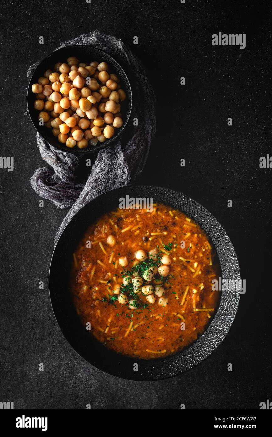 Tradizionale zuppa di Harira per Ramadan. Halal. EID. Musulmano fatto in casa. Dall'Arabia. Disposizione piatta. Dall'alto Foto Stock