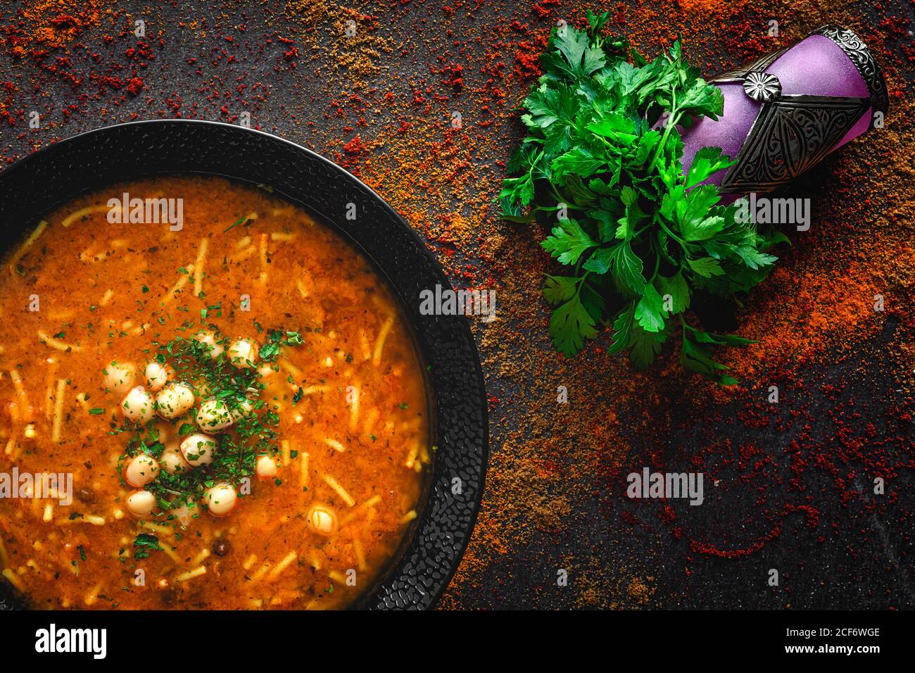 Tradizionale zuppa di Harira per Ramadan. Halal. EID. Musulmano fatto in casa. Dall'Arabia. Disposizione piatta. Dall'alto Foto Stock