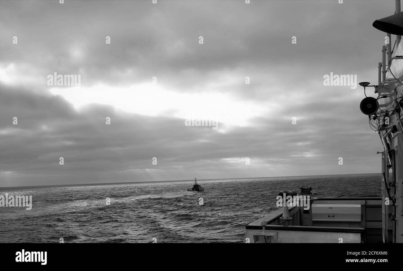 La nave navale ecuadoriana LAE Isla San Cristobal (LG 30) naviga lungo il Cutter Bertholf della Guardia Costiera (WMSL 750) mentre conduce una pattuglia comune per individuare e scoraggiare la pesca illegale, non dichiarata e non regolamentata (IUU) nelle vicinanze delle isole Galapagos, agosto 28, 2020. Dal 25 al 29 agosto Bertholf ha pattugliato oltre 3,000 miglia nautiche quadrate di acque ecuadoriane e internazionali e ha condotto operazioni congiunte con la LAE Isla San Cristobal, fornendo una presenza e una sorveglianza persistenti dell'attività di pesca in tutta la regione. Foto della Guardia Costiera degli Stati Uniti. Foto Stock