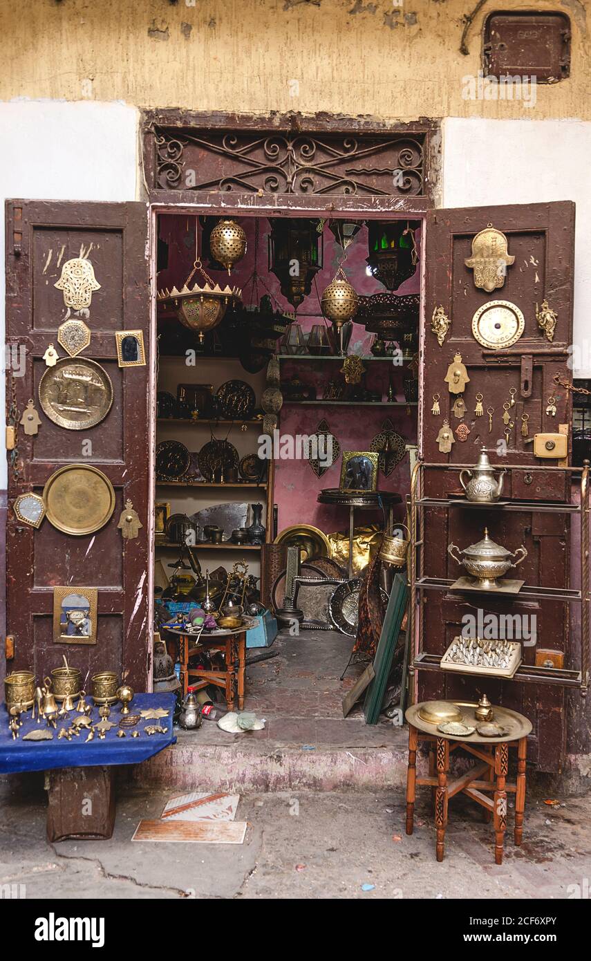 Piccolo negozio con accessori dorati e vintage per la casa a Tangeri,  Marocco Foto stock - Alamy