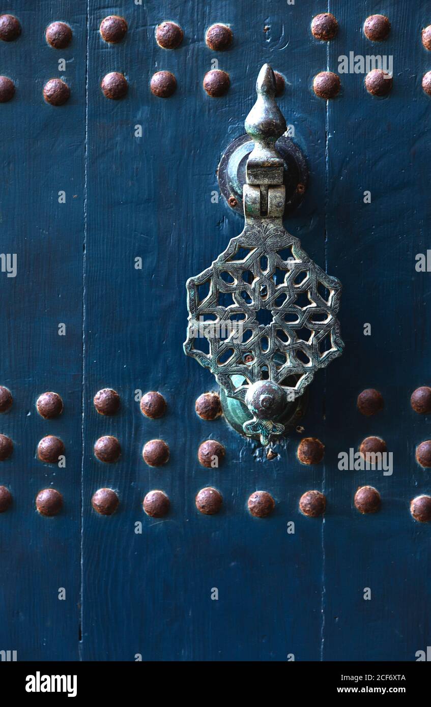 Maniglia in acciaio retro su porta blu a Tangeri, Marocco Foto Stock