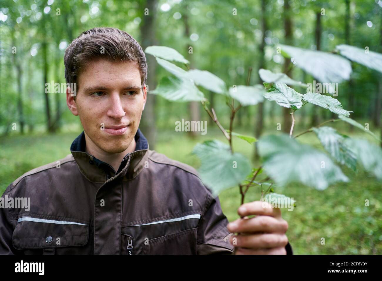 Dreisbach, Germania. 03 settembre 2020. L'ambasciatore del clima Florian Havranek, di 19 anni, pianta un albero. Nel suo secondo lungometraggio sul tema della natura, racconta del 'fascino della Foresta di Westerwald'. (To dpa: High School graduate presenta il secondo lungometraggio sulla foresta - riunione del papa) Credit: Thomas Frey/dpa/Alamy Live News Foto Stock