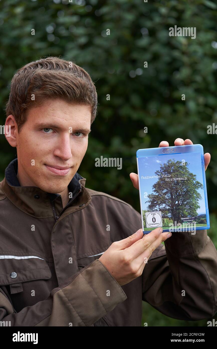 Dreisbach, Germania. 03 settembre 2020. L'ambasciatore del clima Florian Havranek, di 19 anni, mostra il DVD del suo secondo lungometraggio sul tema della natura, in cui racconta del 'Fascination Forest Westerwald'. (To dpa: High School graduate presenta il secondo lungometraggio sulla foresta - riunione del papa) Credit: Thomas Frey/dpa/Alamy Live News Foto Stock