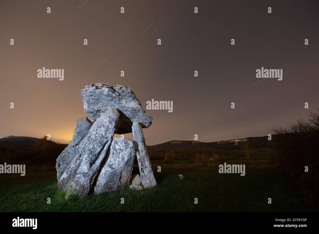 Antichi dolmen contro il cielo notturno Foto Stock