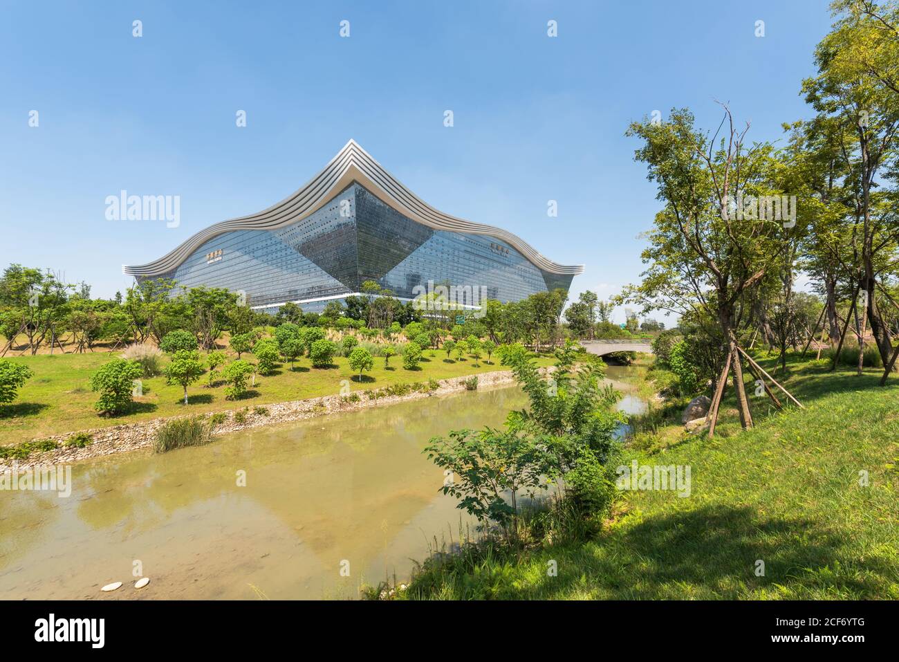 Chengdu, provincia di Sichuan, Cina - 26 agosto 2020 : New Century Global Center vista edificio dal parco Guixi in una giornata di sole con cielo blu chiaro Foto Stock