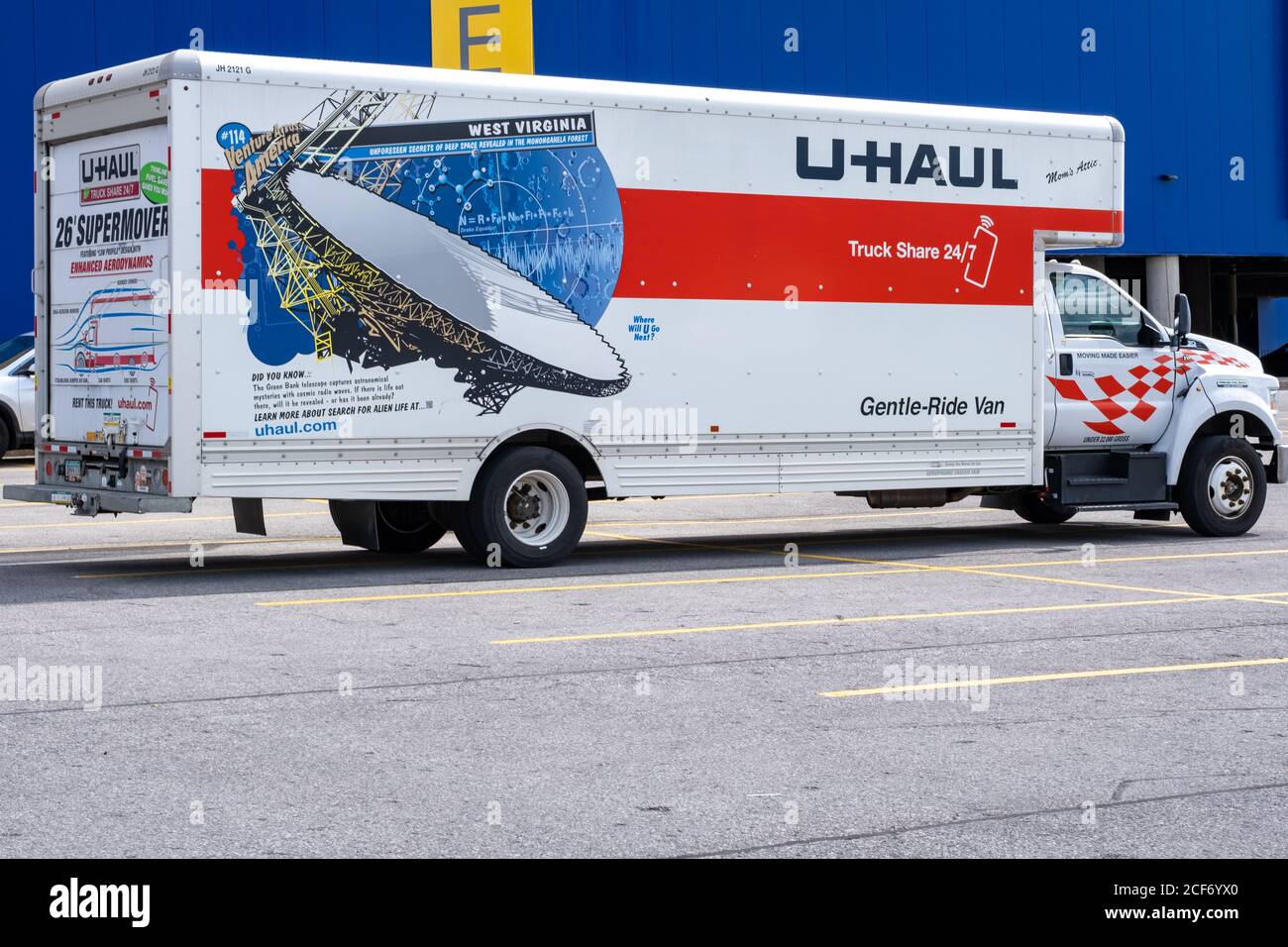 Un camion a noleggio U-Haul, un furgone mobile di 26 piedi, è parcheggiato in un parcheggio esterno. Foto Stock