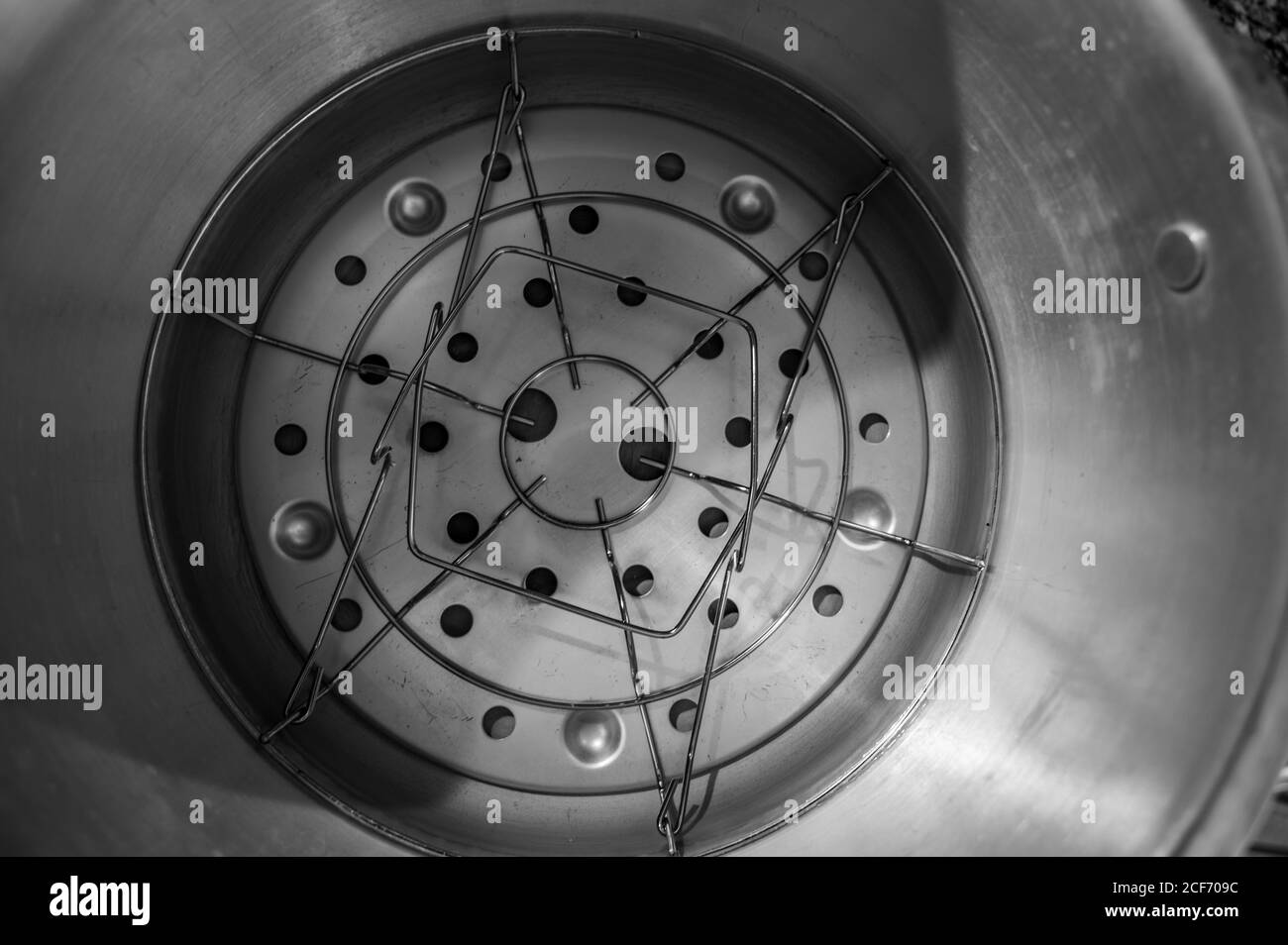 Metodo vecchio stile di conservazione di cibo da inscatolamento e pressione cucina Foto Stock