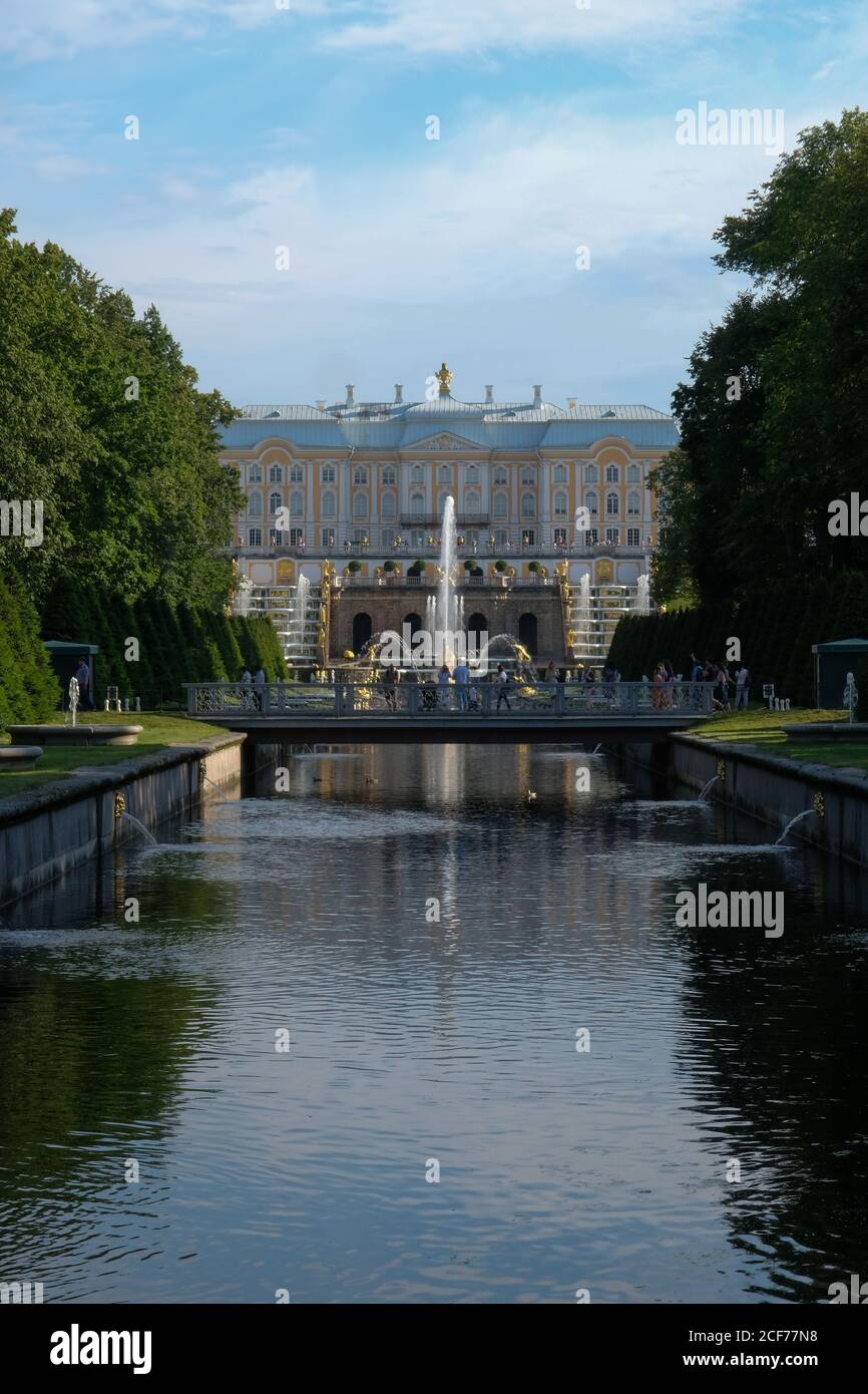 Canal, la Grande cascata e Palazzo, Peterhof, Russia Foto Stock