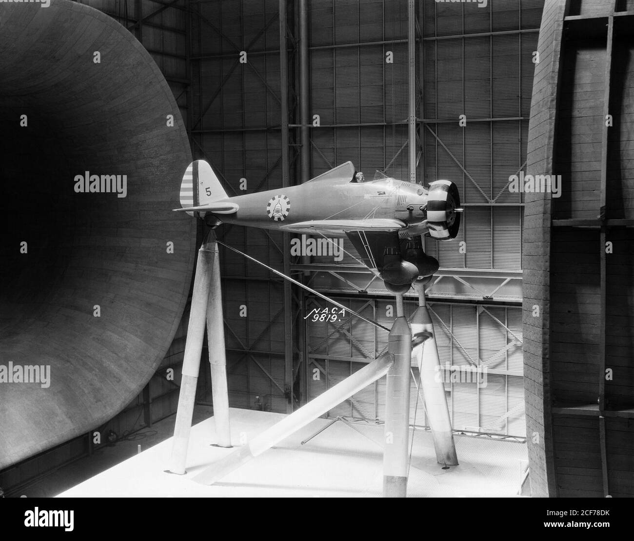 Il combattente Boeing P-26A montato nel tunnel completo 30 x 60 nel 1934. Soprannominato il 'Peashooter', fu il primo combattente dell'Esercito ad essere costruito interamente in metallo e ad impiegare la configurazione monoplana ad ala bassa. Le ali, però, erano rinforzate esternamente, e il carrello di atterraggio era fisso. Il Peashooter è stato utilizzato anche durante una misurazione del campo visivo del pilota. Foto Stock