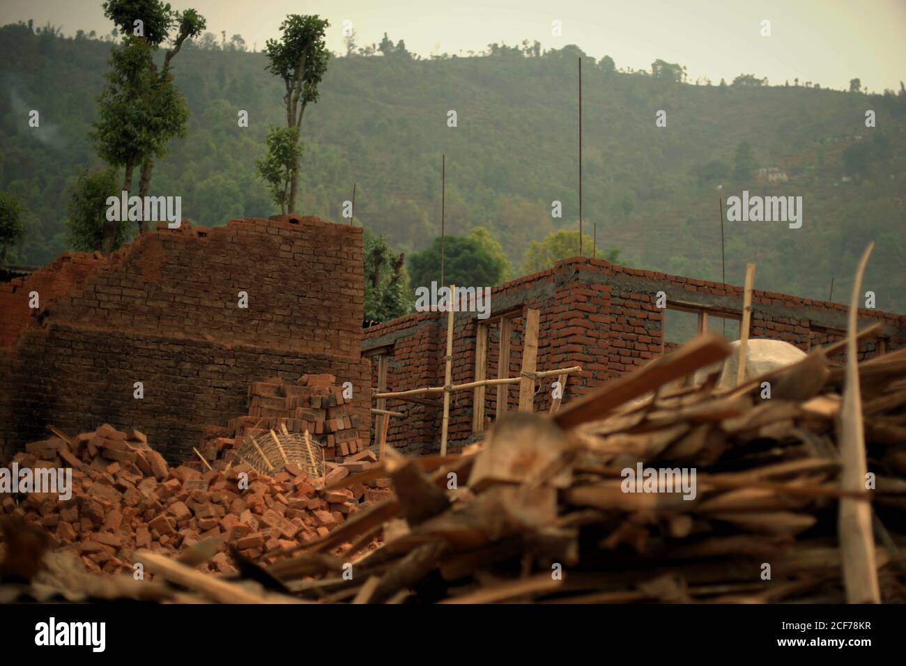 Ricostruzione della casa nel distretto rurale di Kavrepalanchok, Bagmati Pradesh, Nepal. Foto Stock